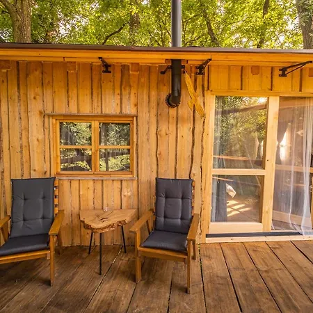 Baracek Na Strome - Ubytovani V Korunach Stromu, Treehouse Campsite